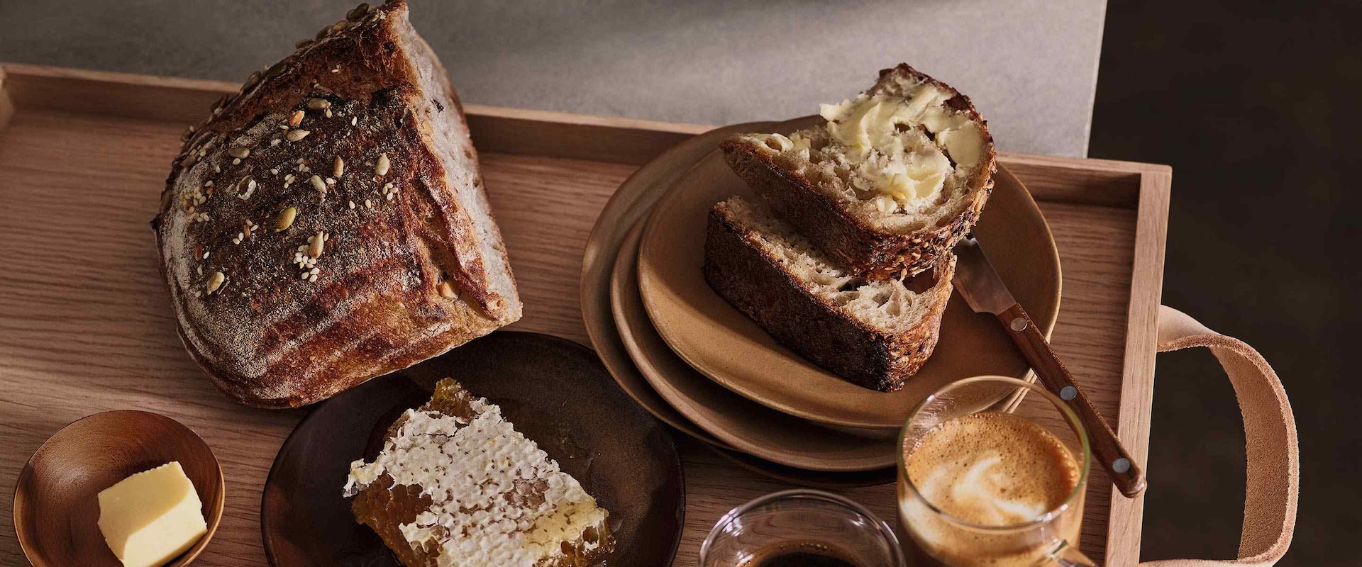 Vastapaahdettua leipää ja voita.